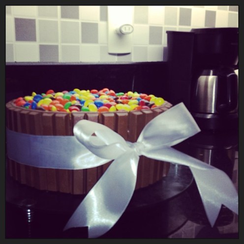 Ela faz aniversário e a gente ganha o bolo-presente!